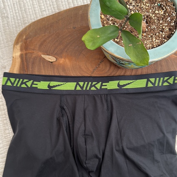 Nike - Picture 4 of 6